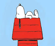 Imagen de Snoopy durmiendo en el tejado de su casa